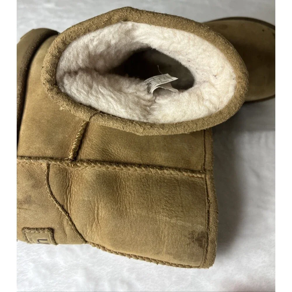 UGG Classic Little Girls Boots Tan Brown Shearling Lined Size 8